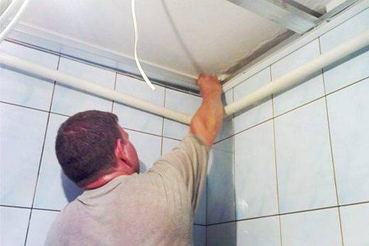 Потолок в ванной из пластиковых панелей своими руками: пошаговая инструкция