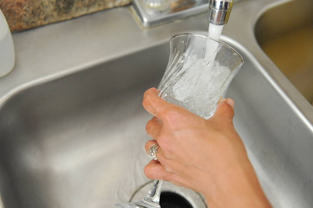 Чем мыть хрусталь, чтобы он блестел: как очистить вазу от белого налета внутри, чистка посуды и бокалов