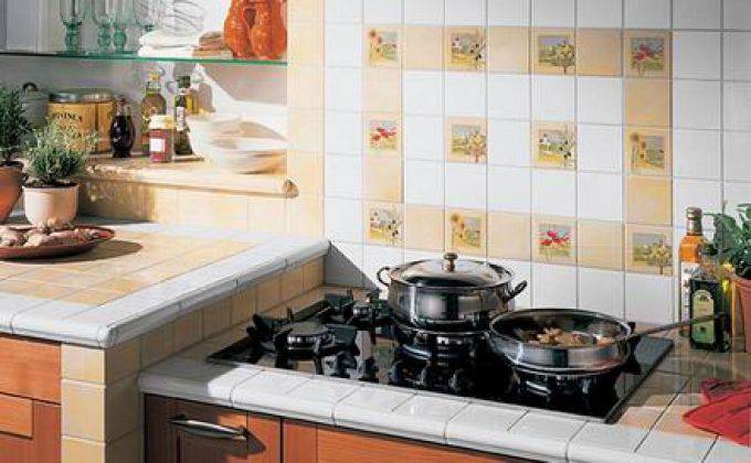 Укладка плитки на кухне на стену: как правильно класть фартук из керамической плитки своими руками, как правильно наклеить на стены у потолка, с чего начать
