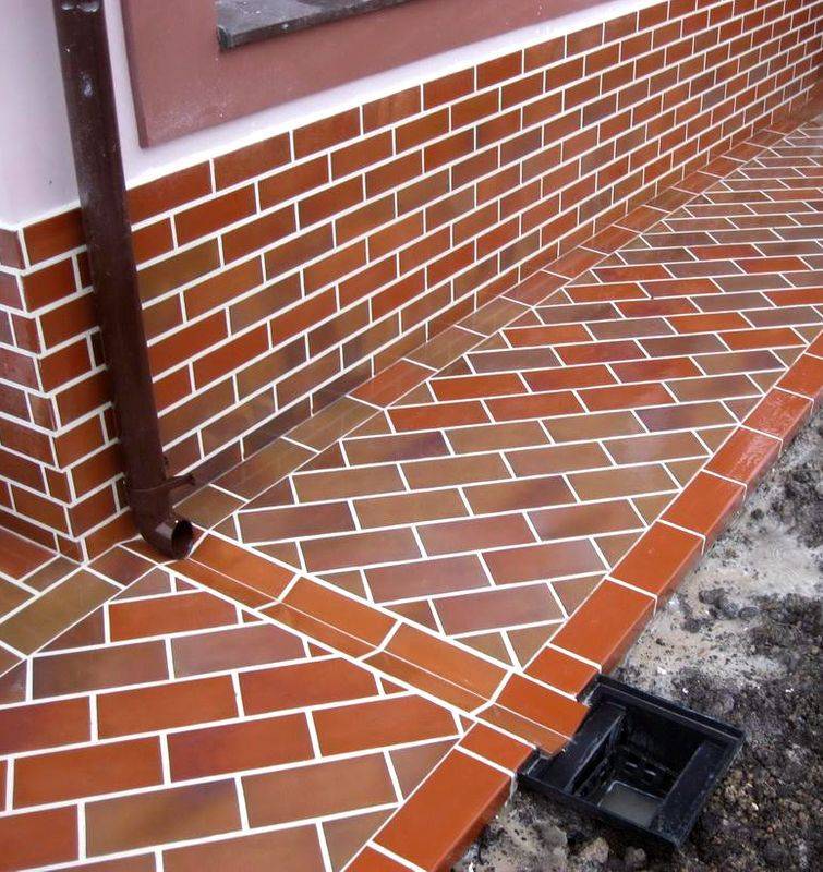 Как уложить тротуарную плитку на бетонную отмостку вокруг дома: какую выбрать, чтобы положить на основание из бетона, инструкция по укладке, плюсы и минусы применения