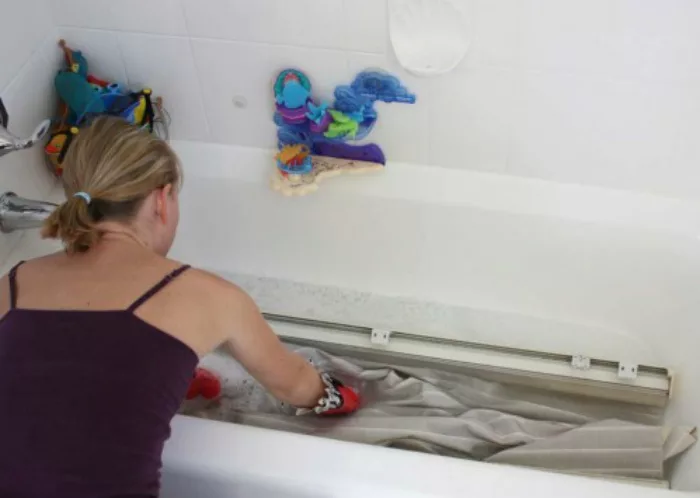 Как быстро очистить занавеску в ванной своими руками: способы ухода за изделием из разных материалов