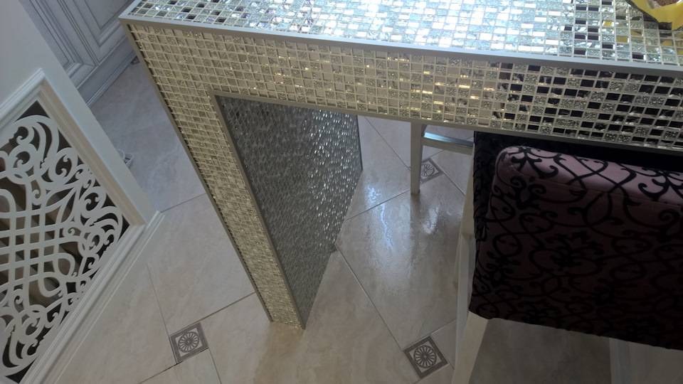 Столешница из плитки в ванной, мозаики, керамогранита и кафеля