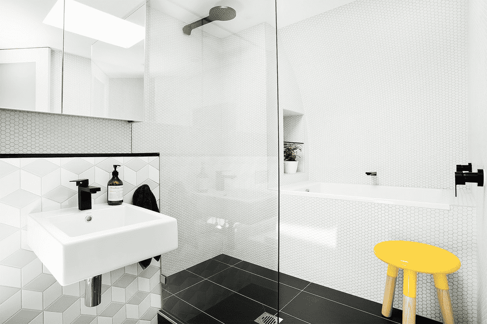 Белая плитка в ванной: тон, форма и яркие аксессуары