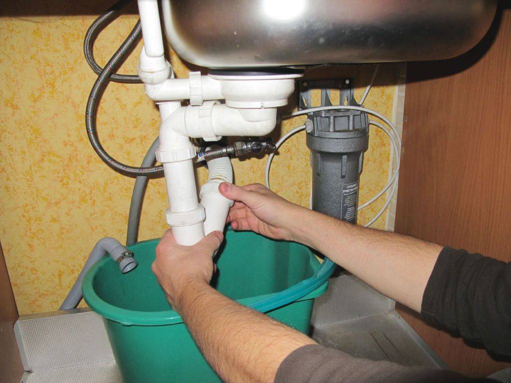 Как устранить протечку трубы в ванной