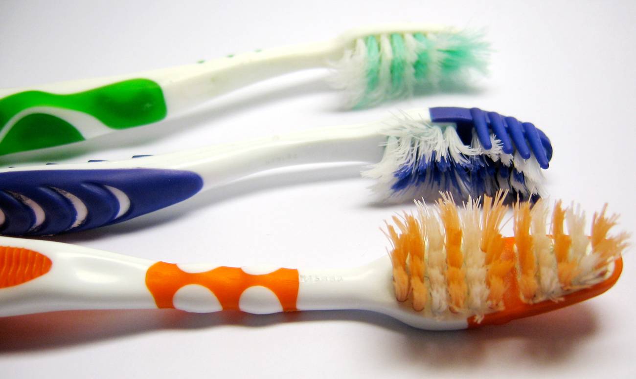 Что можно сделать из старых зубных щёток