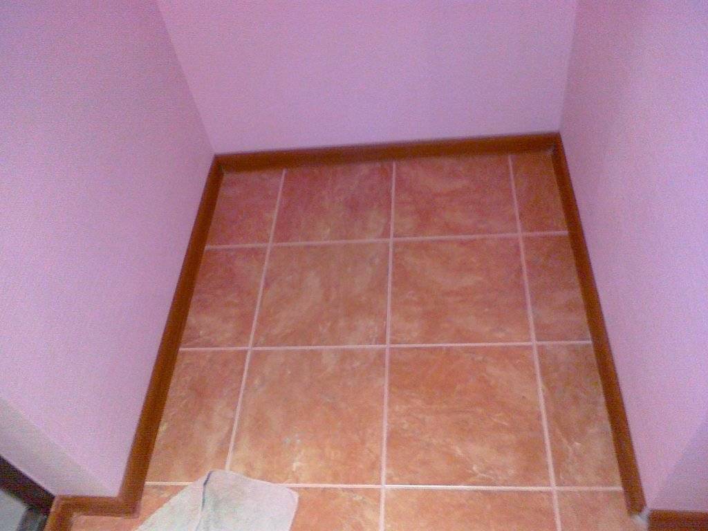 Как положить плитку на пол в туалете своими руками