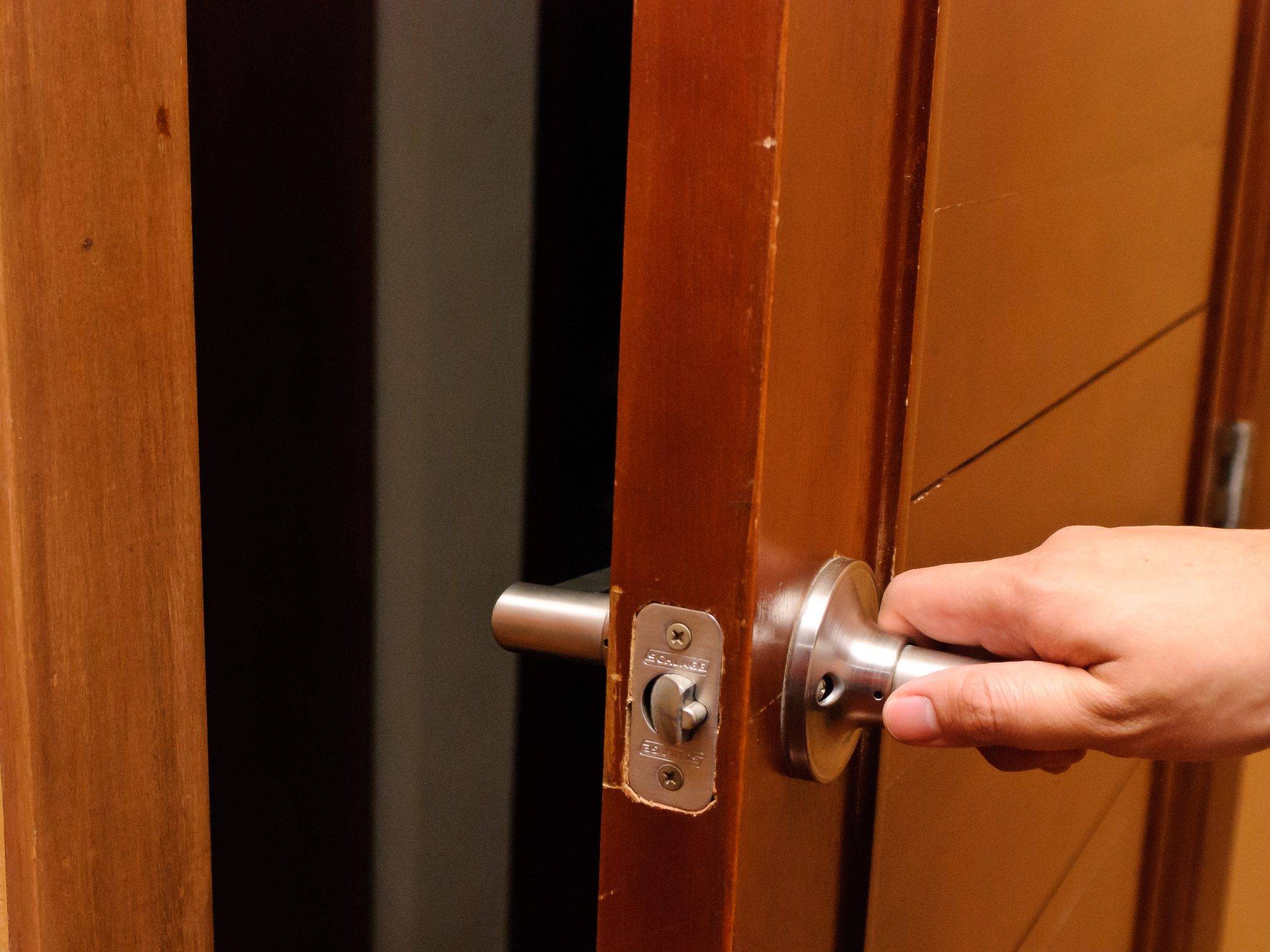 Как устранить скрип двери своими руками в домашних условиях