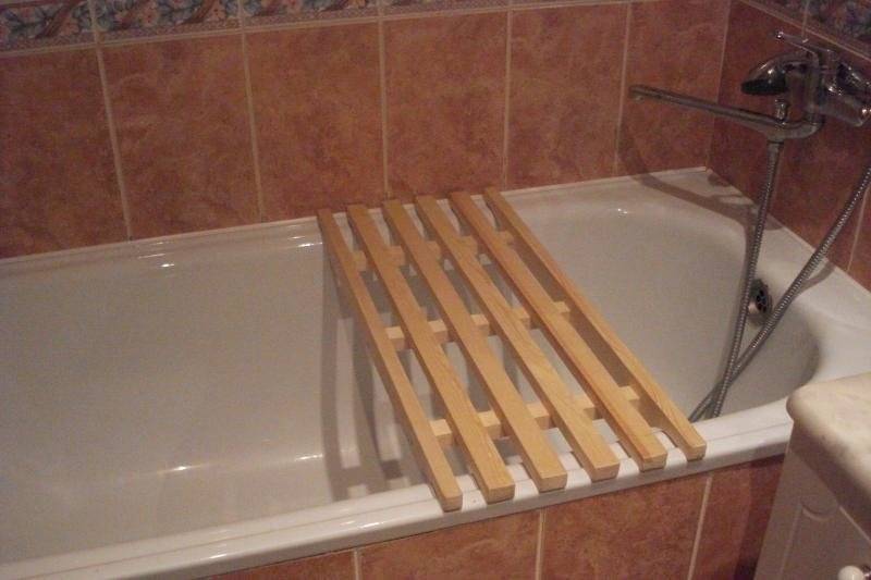 Сиденья в ванну для инвалидов, пожилых людей и детей: пластиковые и деревянные