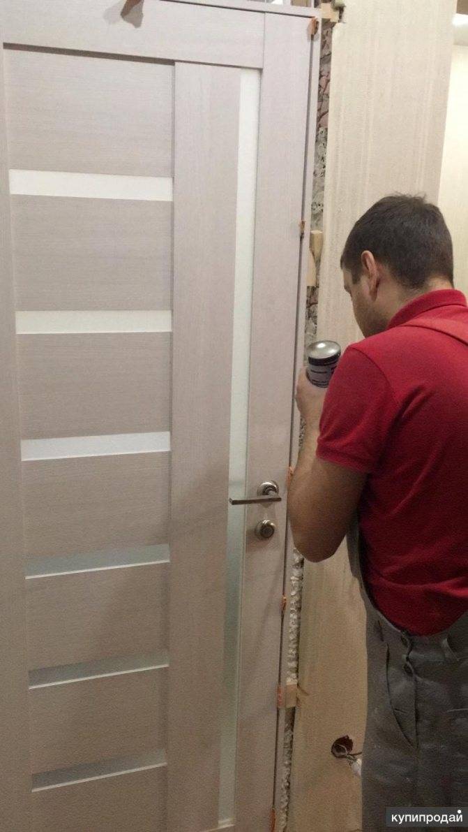 Как установить двери в ванную и туалет своими руками: этапы, особые рекомендации (видео)