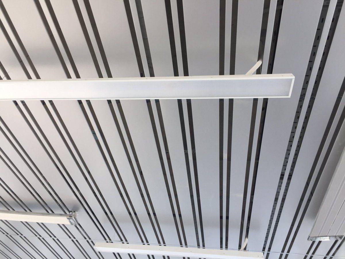 Виды алюминиевых реечных потолков, стоимость комплекта и их ремонт