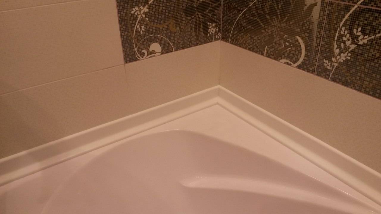 Плинтус в ванной комнате: быть или не быть
