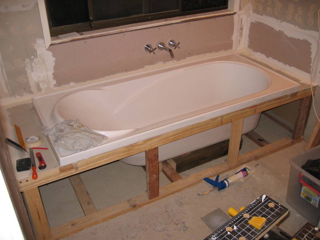 Каркас для стальной ванны – особенности конструкции и монтажа