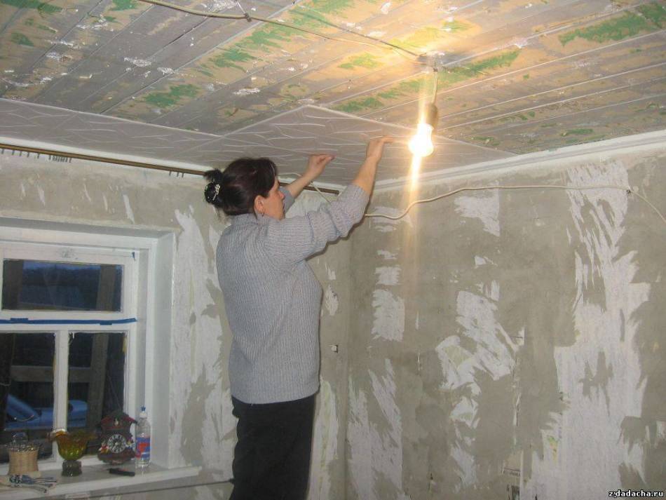 Как поклеить потолочную плитку на неровный потолок?