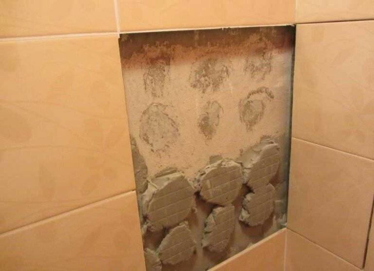Как приклеить отвалившуюся плитку на стену в ванной