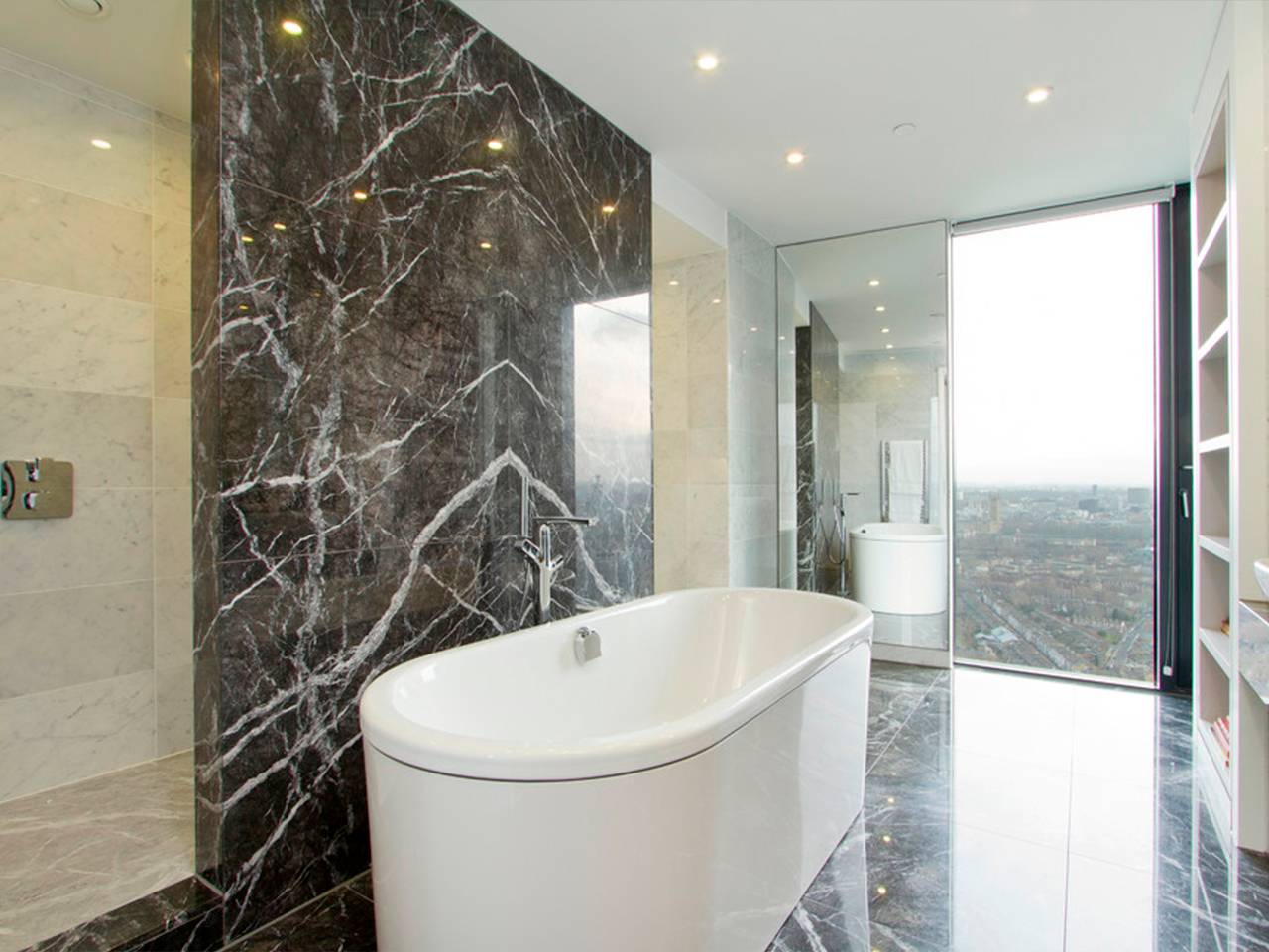 Дизайн ванной комнаты: плитка под мрамор, черная и белая, мозаика