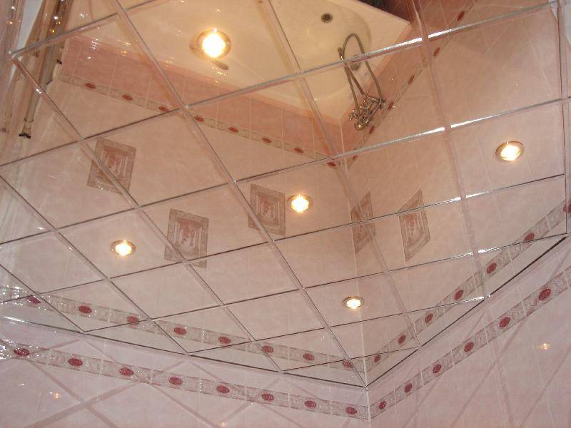 Зеркальный потолок в ванной, спальне и др комнатах (70+ фото) в интерьере