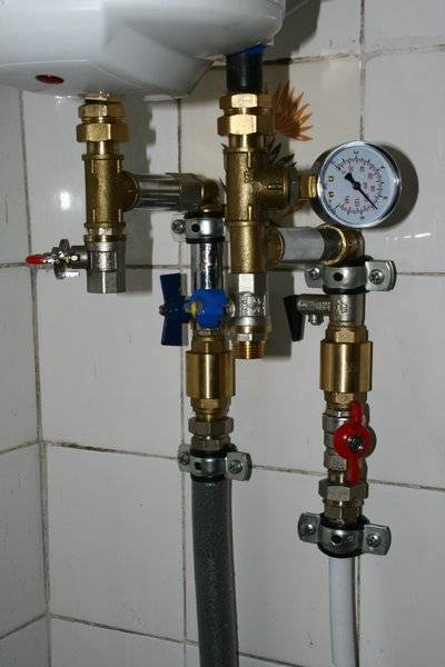При нагреве воды в водонагревателей повышается давление