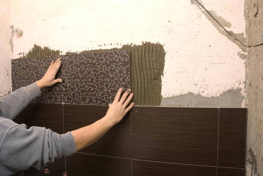 Укладка плитки на стену своими руками: видео и поэтапная инструкция