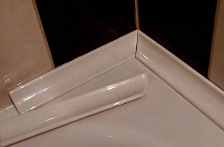 Выбор керамического плинтуса для ванны и его монтаж своими руками