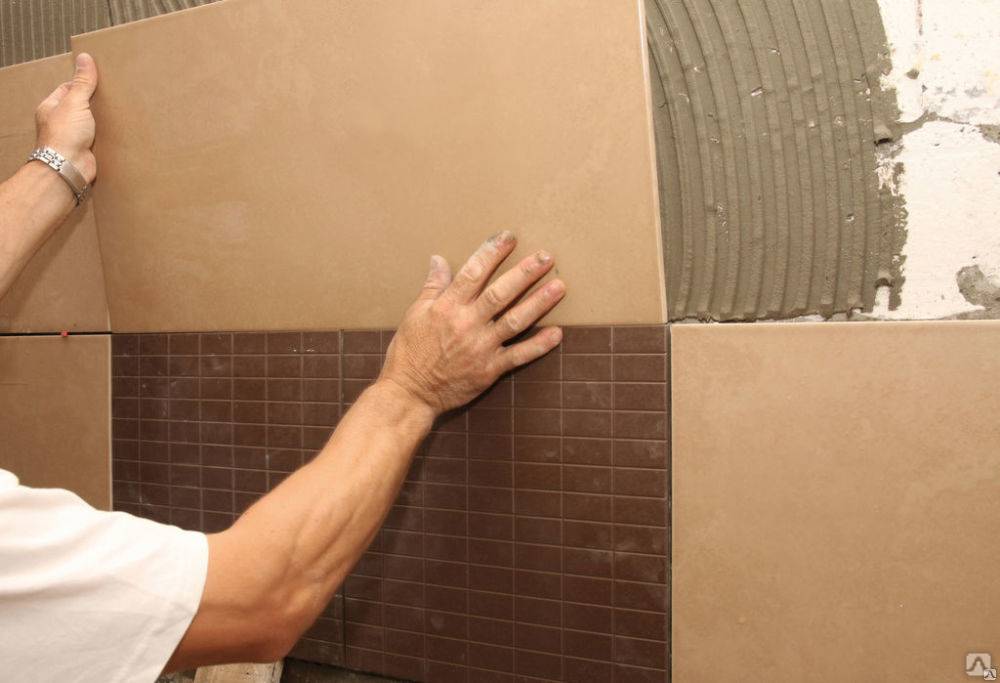 Как приклеить плитку на стену в кухне — пошаговая инструкция