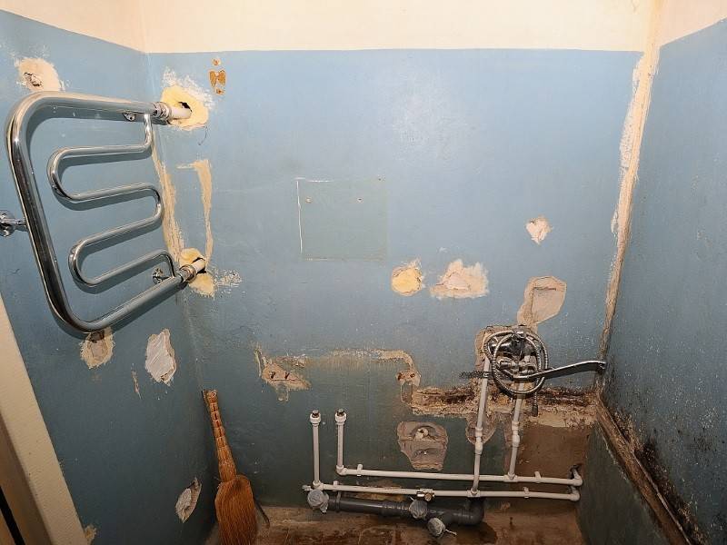 Как спрятать трубы в ванной: как скрыть канализационные и водопроводные трубы под плитку, как зашить, чем закрыть стояк, нишу, маскировка труб в стену, фальш стена