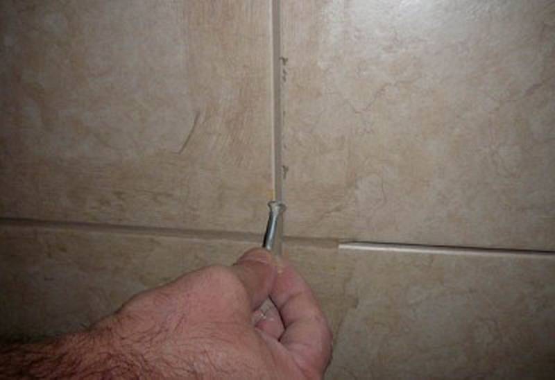 Когда можно делать затирку швов в ванной после укладки плитки: этапы работ по заделыванию швов, советы, как фуговать правильно