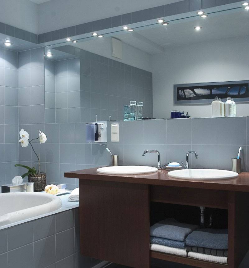 Влагозащищенные светильники для ванной комнаты: как выбрать?