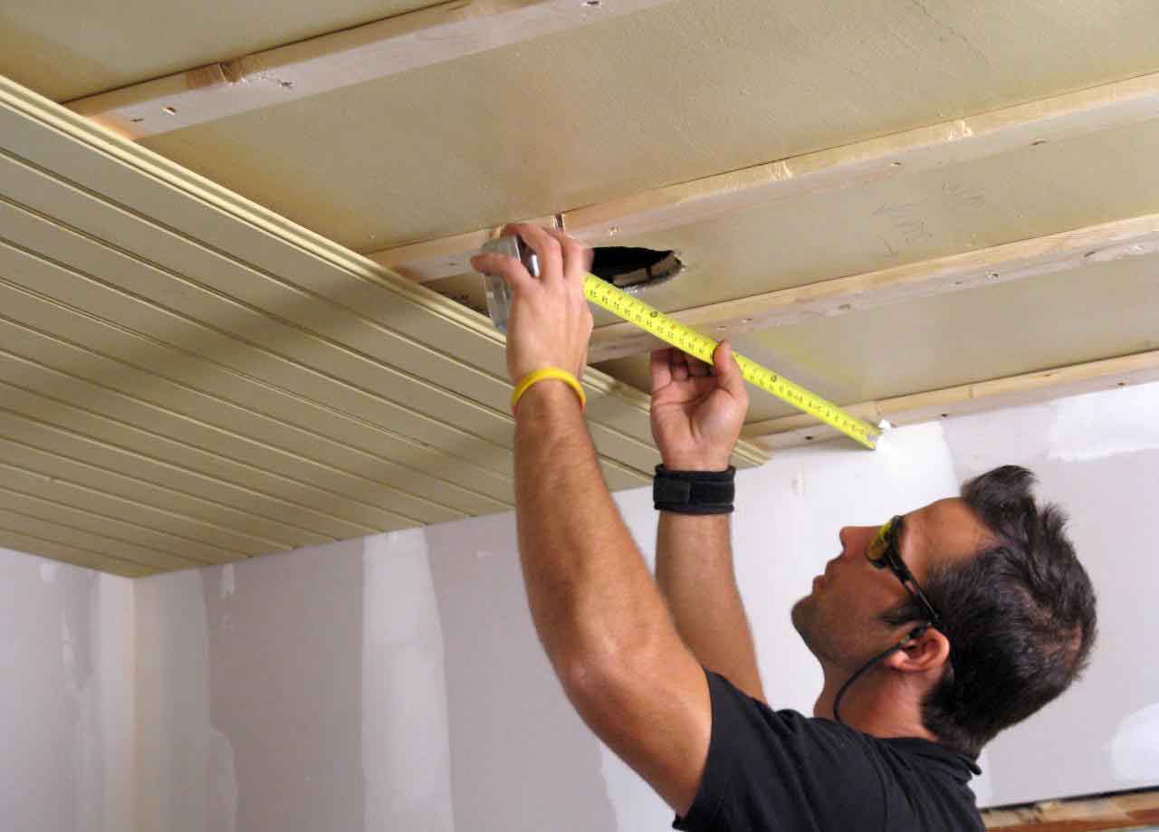 Как крепить пластиковые панели к потолку в разных условиях размещения