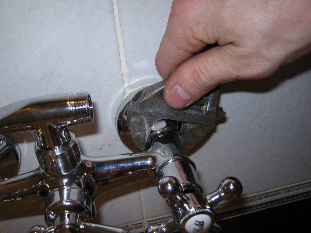 Замена смесителя в ванной своими руками