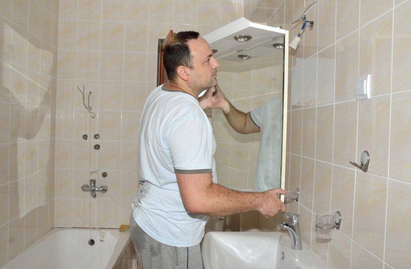 Как повесить зеркало в ванной на плитку: как закрепить без повреждения кафеля, сверлением, на скотч