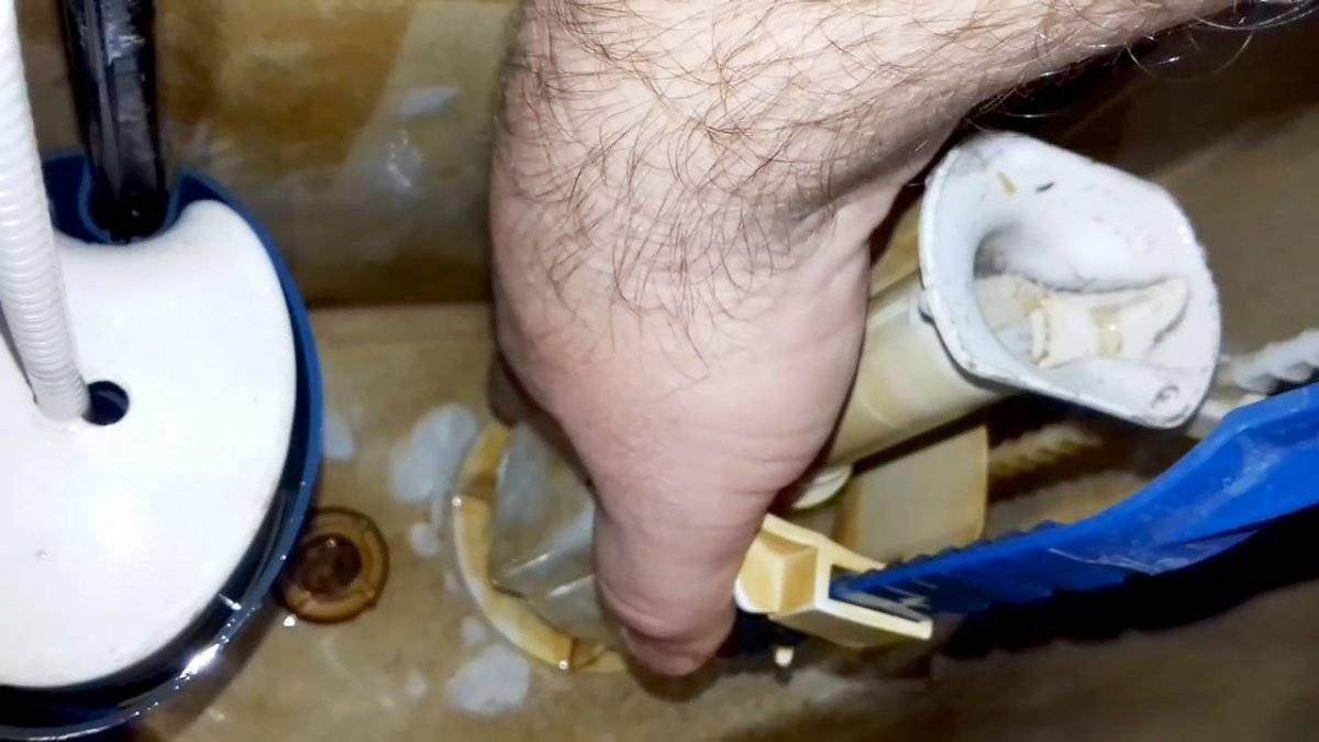 Бачок унитаза не держит воду при наполнении: как починить поплавковый кран