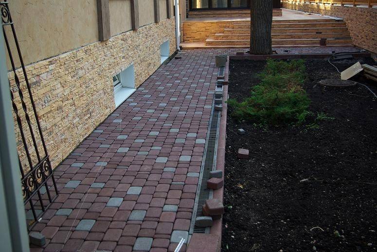 Как укладывается плитка на отмостку из бетона — 5 этапов создания дополнительной защиты фундамента
