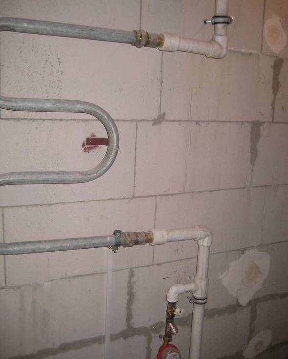 Перенос полотенцесушителя на другую стену в ванной по шагам