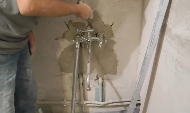 Выравнивание стен гипсокартоном в ванной под плитку без каркаса: видео