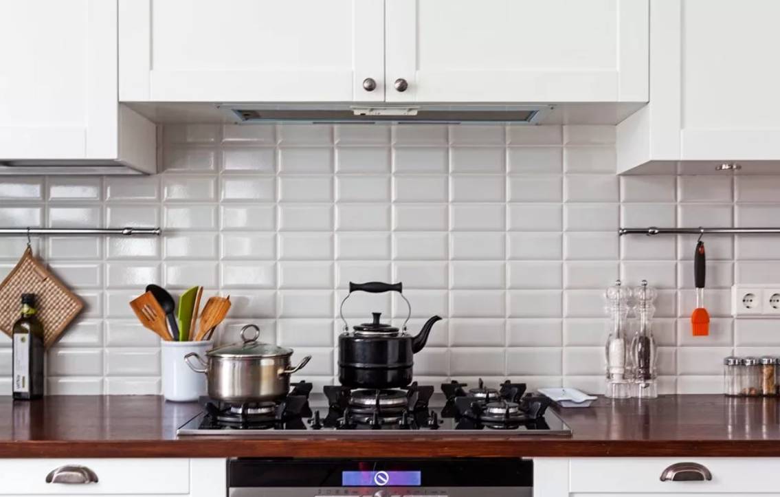 Плитка «кабанчик» на фартук кухни и в ванную комнату: особенности и применение плитки в разных интерьерах