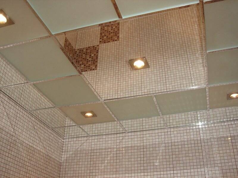 Почему стоит отдать предпочтение зеркальному потолку в ванной, разновидности зеркальных потолков
