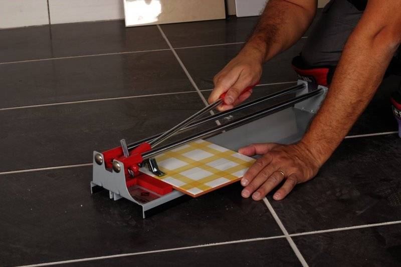 Чем резать плитку в домашних условиях: как резать плиткорезом ручным, болгаркой, без плиткореза струной с алмазным напылением, видео