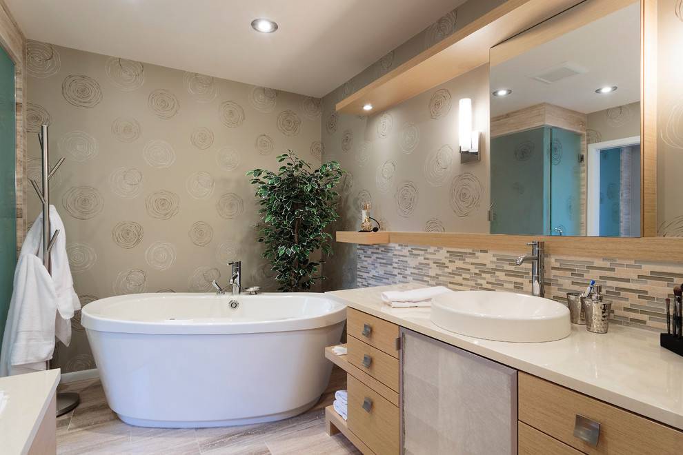 Чем отделывают стены в ванной кроме плитки?