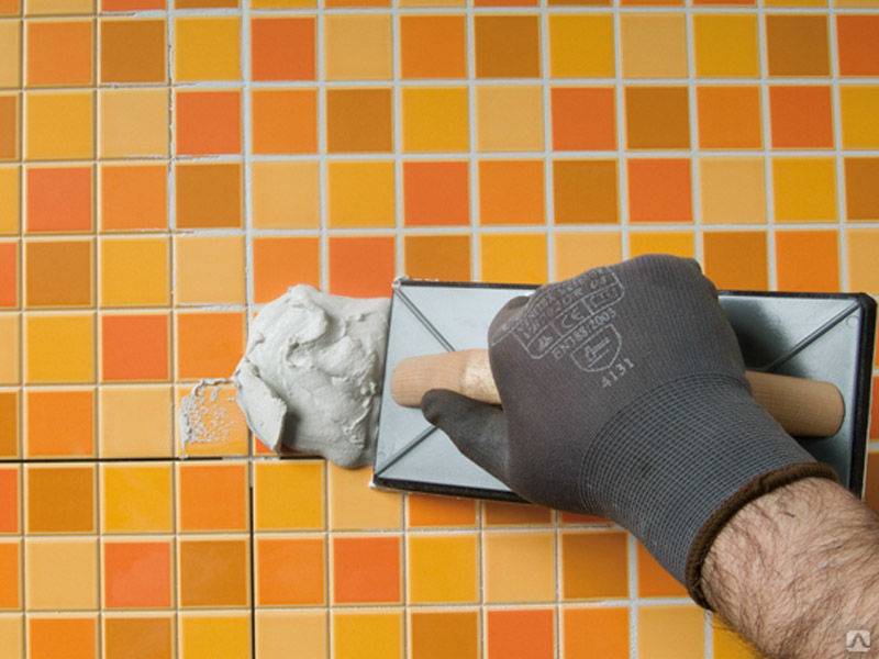Способы обновить кафель в ванной краской для плиточных швов