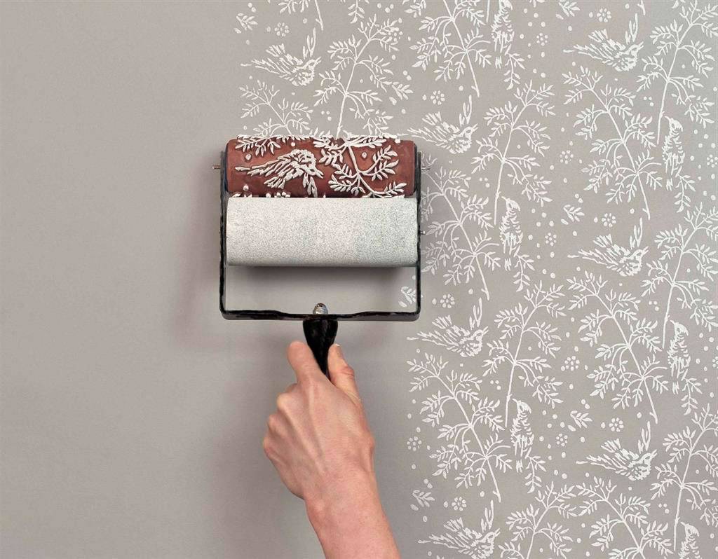 Оригинальная декоративная покраска стен в интерьере водоэмульсионной краской: необычный дизайн гостиной и зала
 - 33 фото