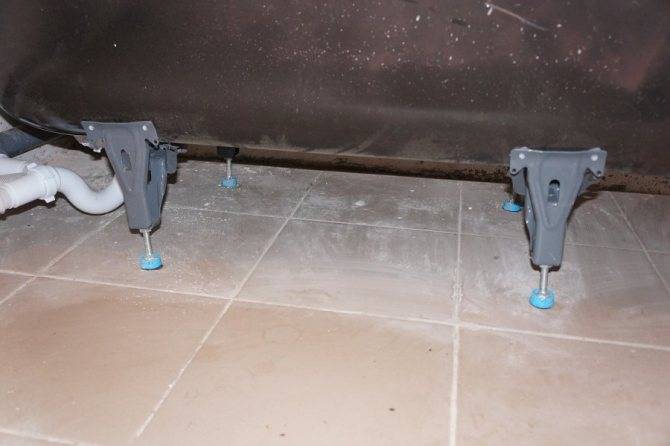 Как закрепить ванну на ножках, если она стоит на кафельном полу: подробная информация