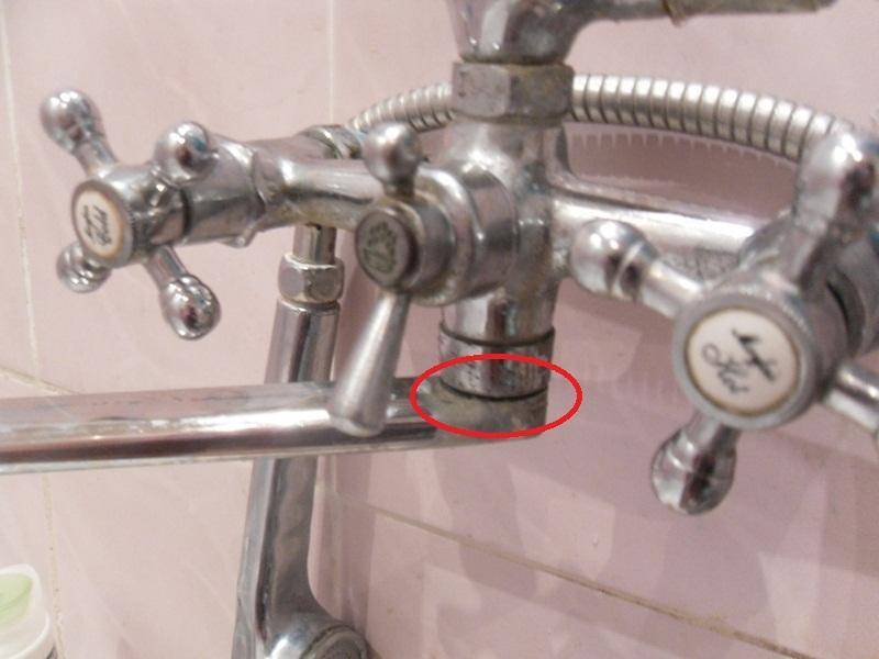 Сантехнический кран гусак на смеситель для душа в ванной или крана кухни