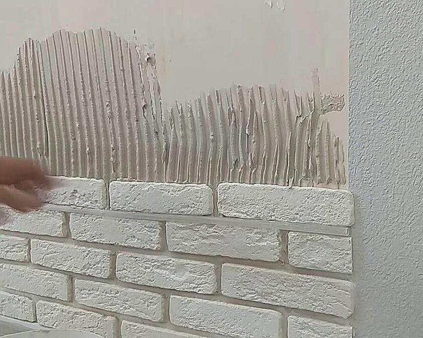 Как правильно клеить гипсовую декоративную плитку на стену: пошаговая инструкция