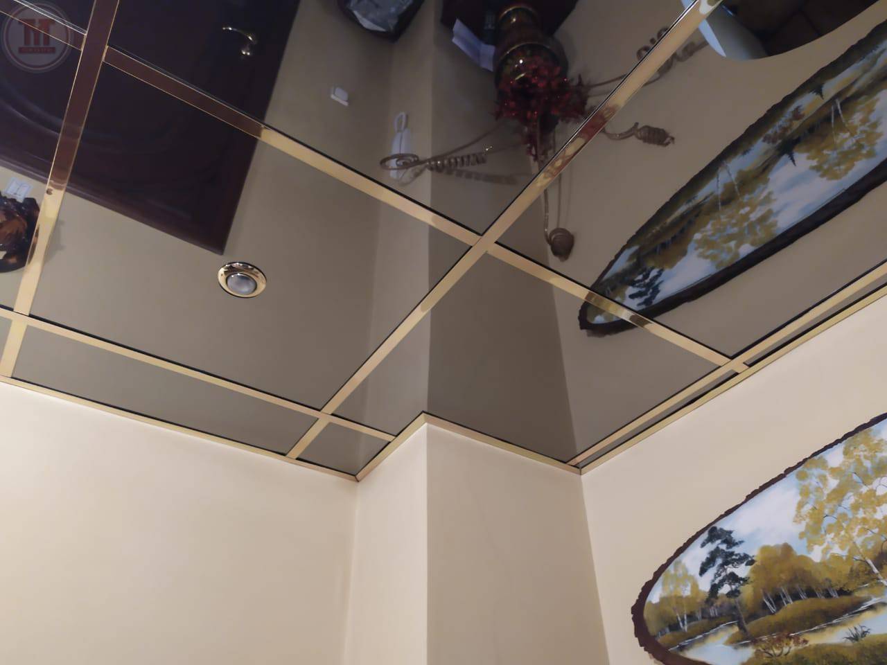 Стеклянный подвесной потолок с подсветкой в спальне и ванной