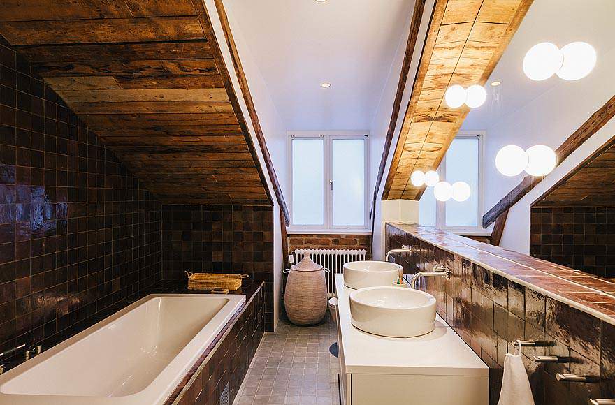 Ванная в мансарде - фото дизайна и интерьера мансардной комнаты