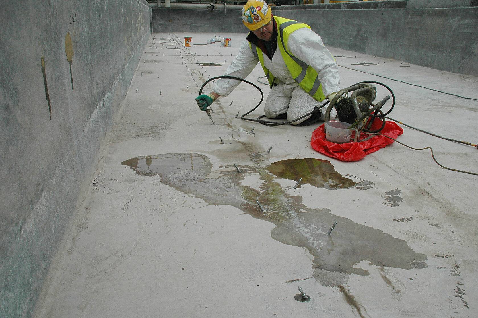 Как и чем самостоятельно, используя советы специалистов и инструкции, заделать трещины в бетоне