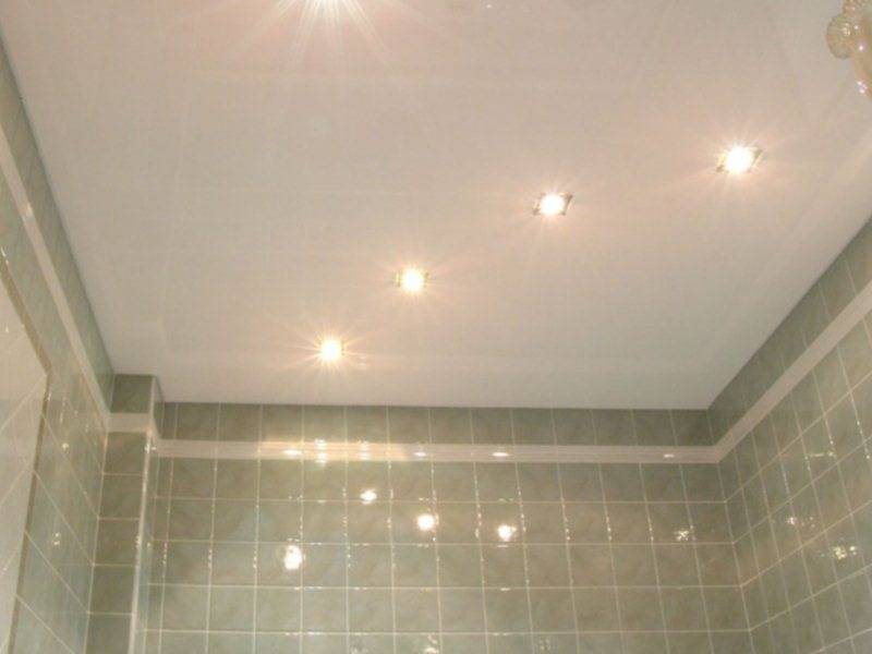 Как правильно выбрать натяжной потолок для ванной, плюсы и минусы материала