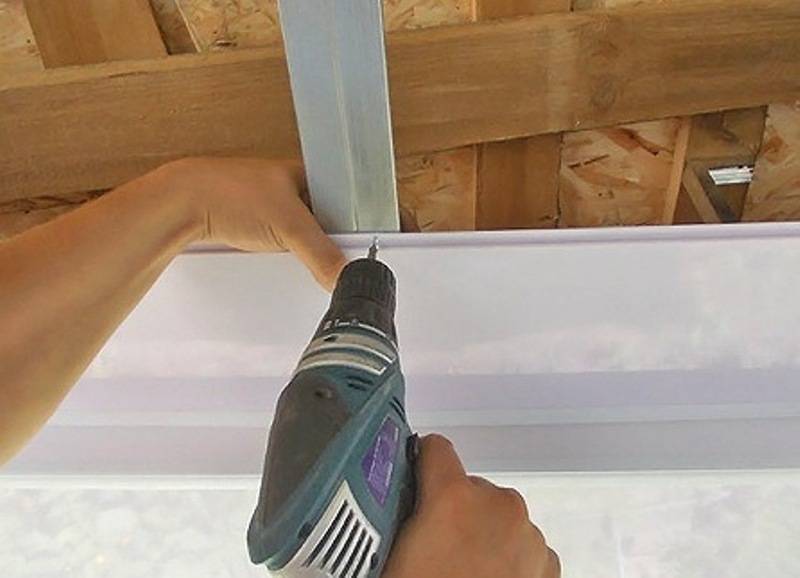 Как сделать монтаж панелей пвх на потолок? плюсы пвх материалов- монтаж каркаса: пошагово +видео