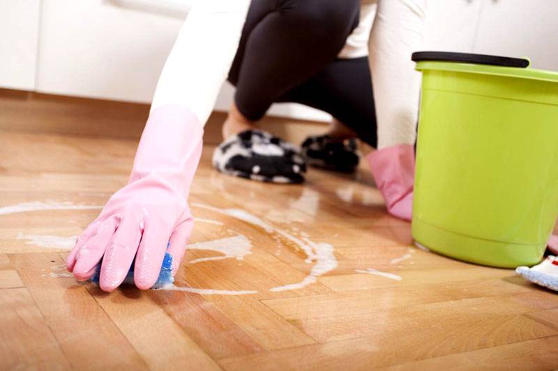 Как мыть полы в доме, чтобы они дольше оставались чистыми: эффективные способы и полезные рекомендации