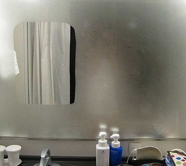 Хитрый способ, который поможет устранить запотевание зеркала в ванной: лайфхаки